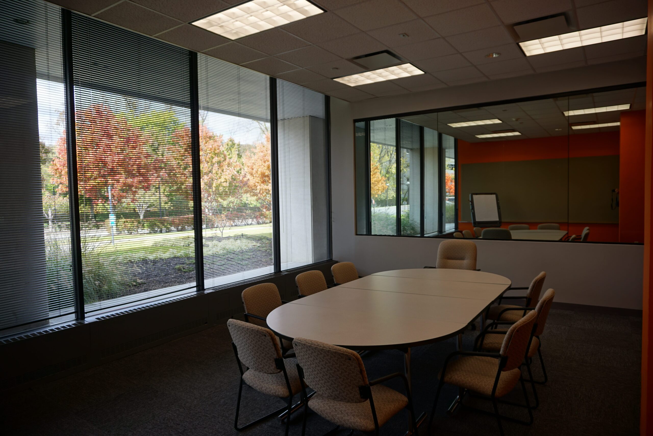 Resp1b-WC Focus group facility room with conference table, wall of windows and mirror